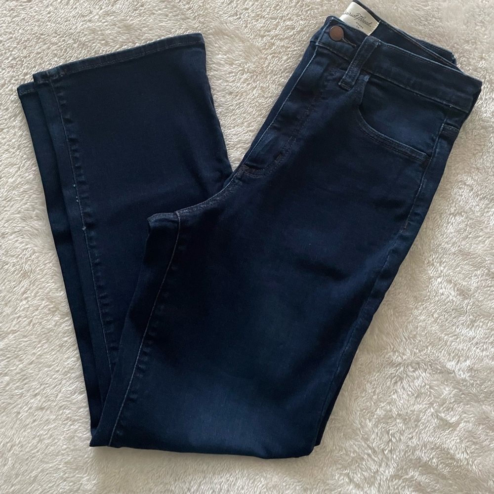 Universal Thread, high-rise ankle boot cut, dark wash, size 8 regular.